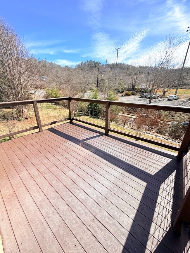 Building Photo - 3 Bed, 2 Bath Pet Friendly Downtown Asheville Location, Available Now - Lawn Care Included!