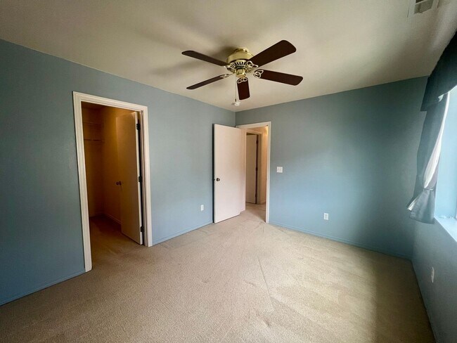 Building Photo - Hawk's Prairie 3BD + Bonus Area