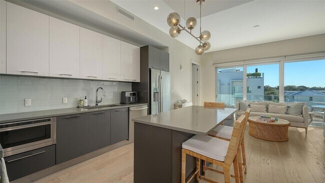 Building Photo - 635 S Orange Ave