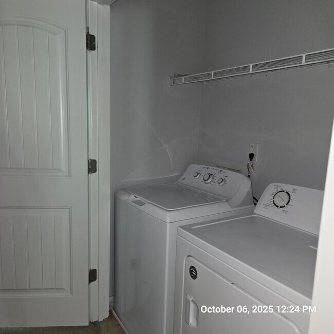 Building Photo - 190 Thornhill Dr