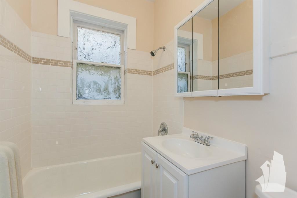 Building Photo - 630 W Arlington Pl