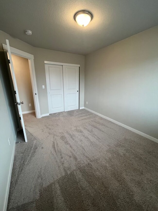 Building Photo - Move in Special - 3 Bedroom 2.5 Bath Townh...