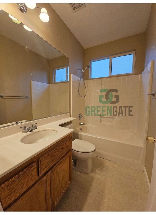 Building Photo - Spacious 4 Bedroom 3 Bath in Patterson! AV...