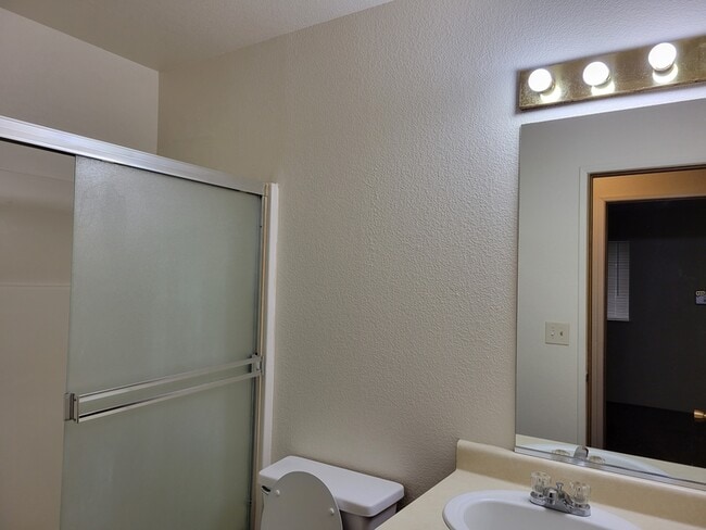 Building Photo - 1685 Cloverlawn Dr