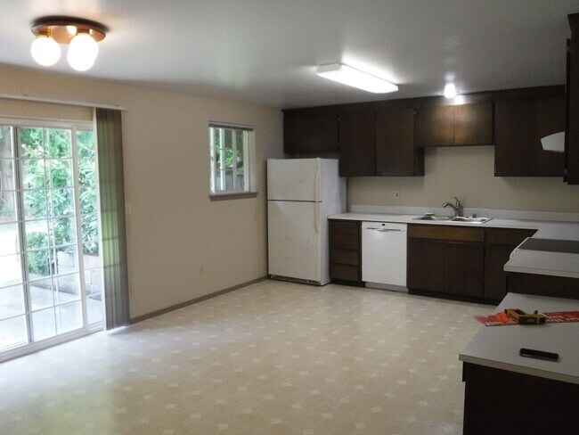 Building Photo - Just Reduced!! Two Bedroom, One Bath duplex in South Hill- One-Level Living on a Quiet Dead End S...