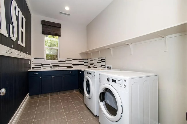 Building Photo - 583 Crescent Ln