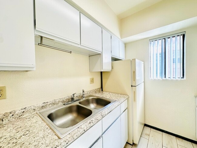 Building Photo - Spacious 1 Bedroom in Gated Community, Off...
