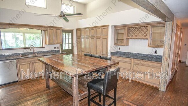 Building Photo - 612 Willow Glen Dr