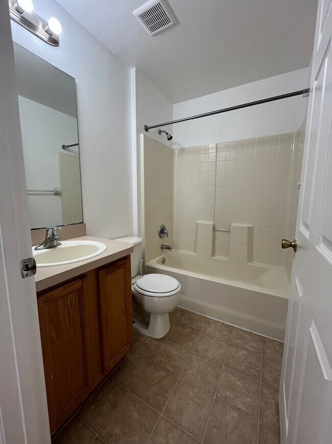 Building Photo - Super Cute 3 Bedroom 2 Bath in Great Locat...