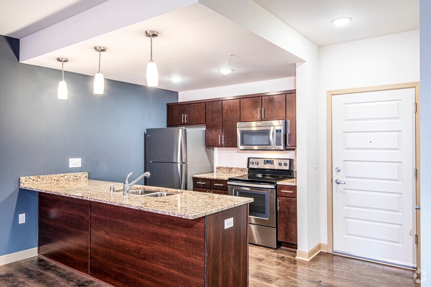 1BR, 1BA - 788SF - Lake Edge