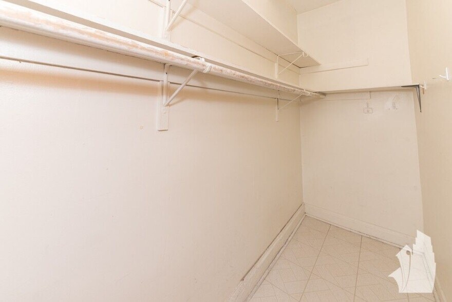 Building Photo - 853 W Lill Ave