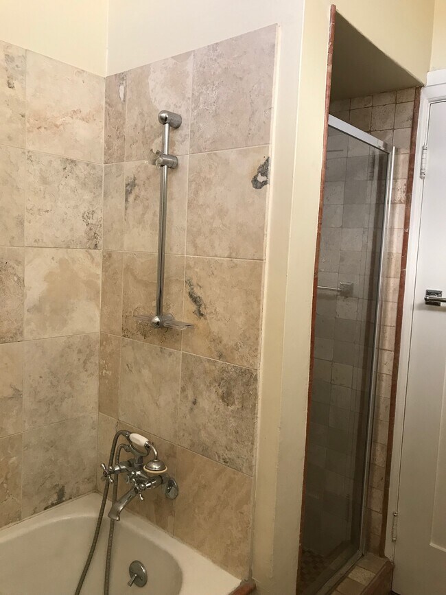 SHOWER_STALL - 1026 Havenhurst Dr