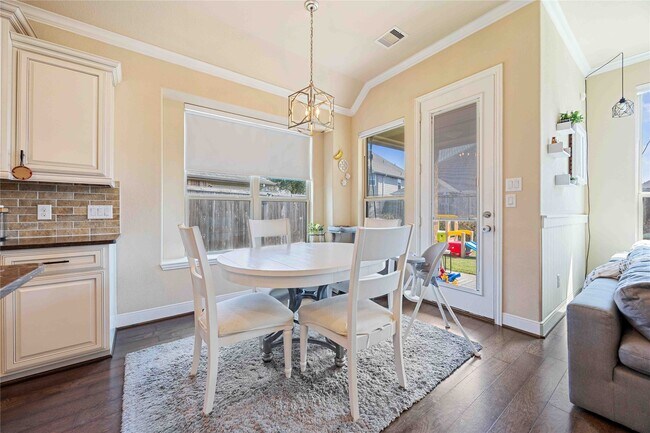 Building Photo - 931 Abelia Ave