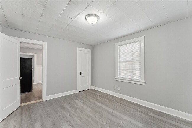 Building Photo - 2102 E 41st St