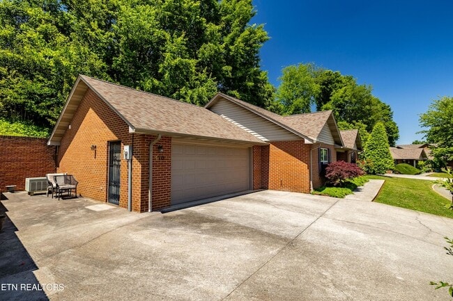 Building Photo - 170 Manchester Dr