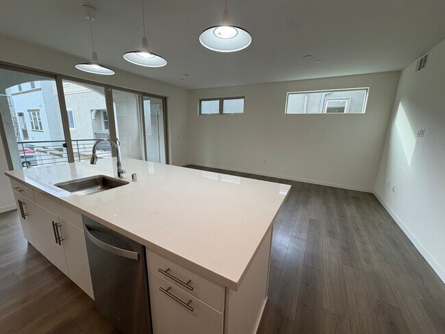 Building Photo - Modern 2bed/2bath Single Story Condo in the MIll