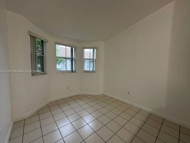 Building Photo - 1661 SE 29th Ct