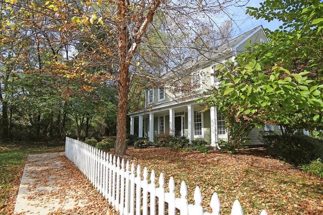 Building Photo - Dog Friendly End-Unit Crozet Home