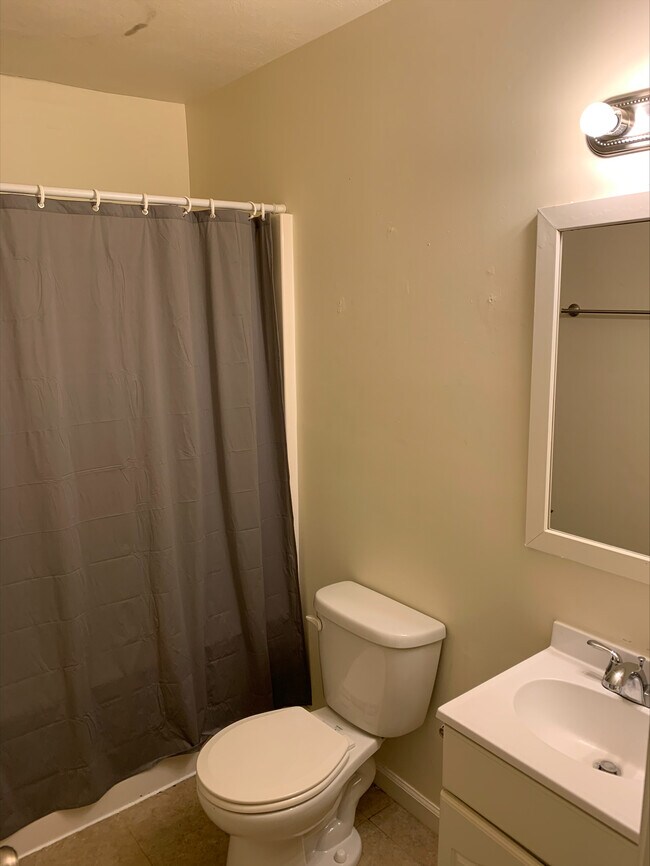 Building Photo - 1014 N Hodson Ave