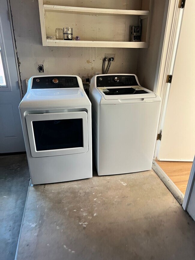 Building Photo - Updated 3 bedroom Home