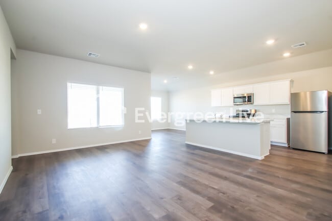 Building Photo - 1100 W Lawton Rd