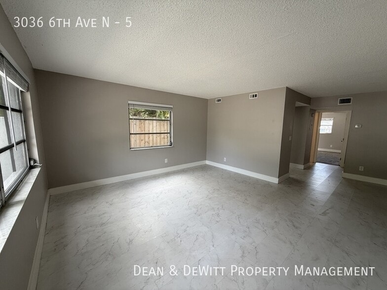 Building Photo - 1 Bed/1 Bath - Unit 5