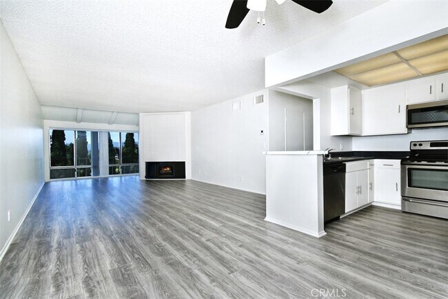 Building Photo - 12830 Burbank Blvd