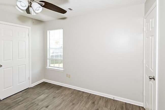 Building Photo - 6464 Elmwood Cove
