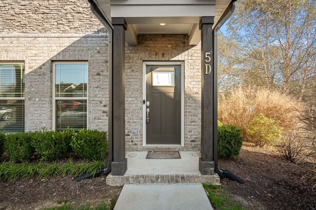 Building Photo - 555 Gresham Ln