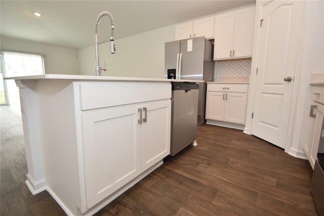Building Photo - 6 Prosperity Ln