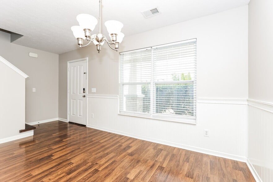 Building Photo - 909 Grand Oak Dr
