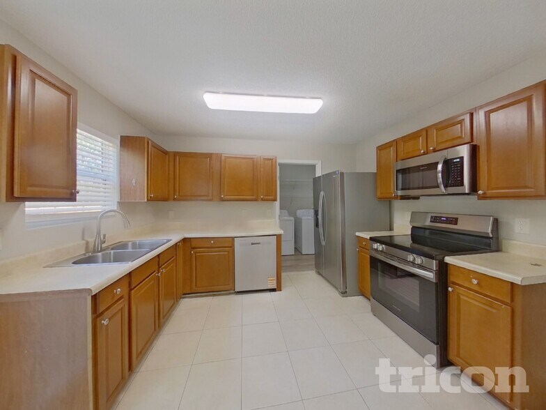 Building Photo - 12739 Serenade Cir N