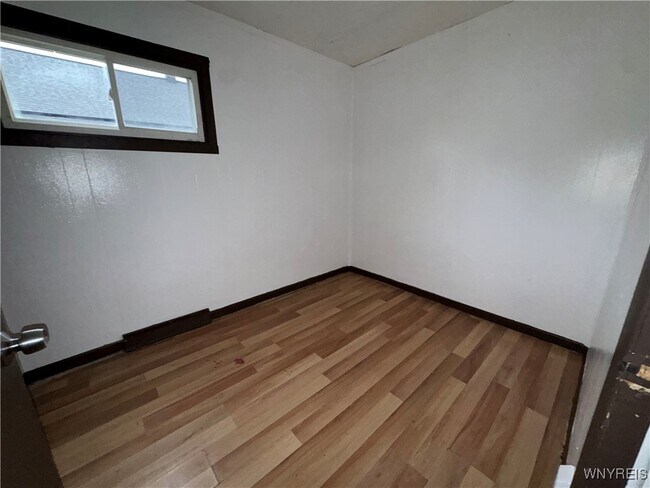 Building Photo - 108 Schutrum St