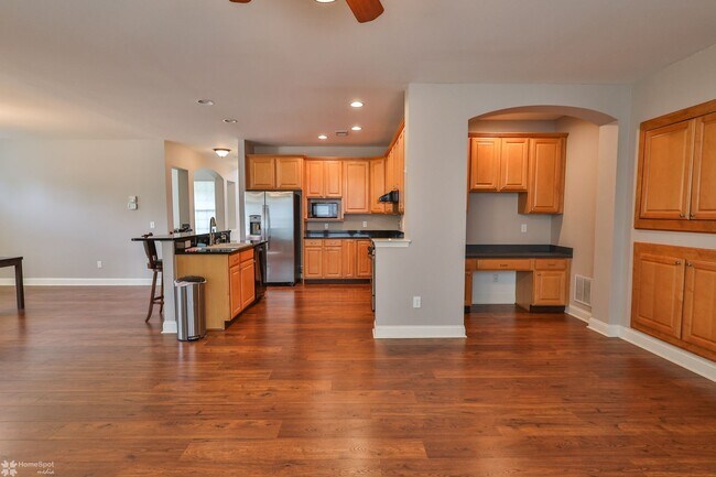 Building Photo - Beautifully maintained, energy-efficient f...