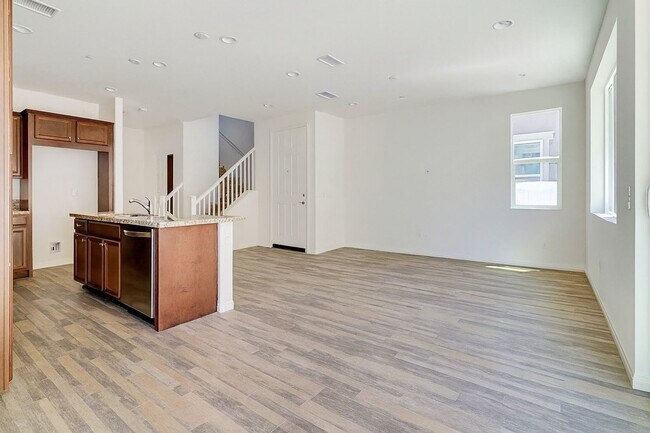 Building Photo - Spacious 4-Bedroom Home with Private Yard ...