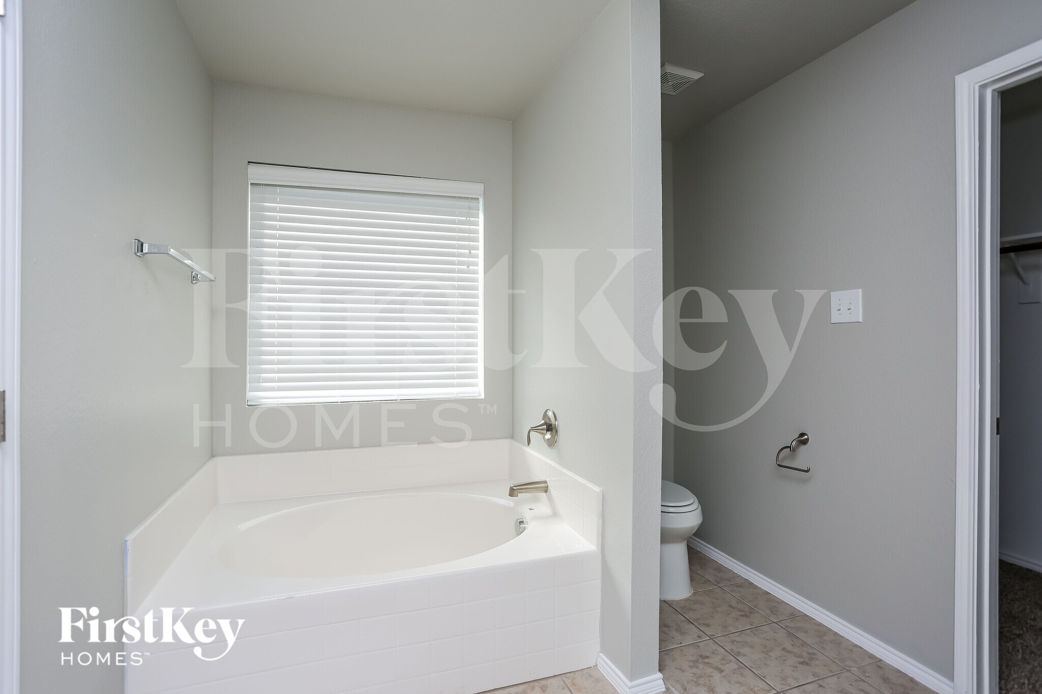 Building Photo - 10460 Winding Passage Way