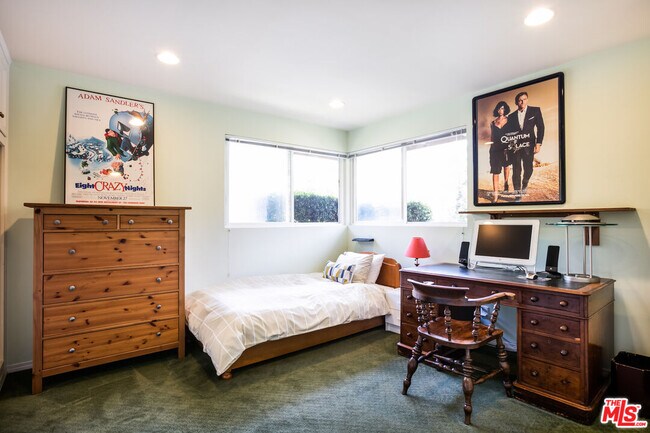 Building Photo - 907 Las Pulgas Rd