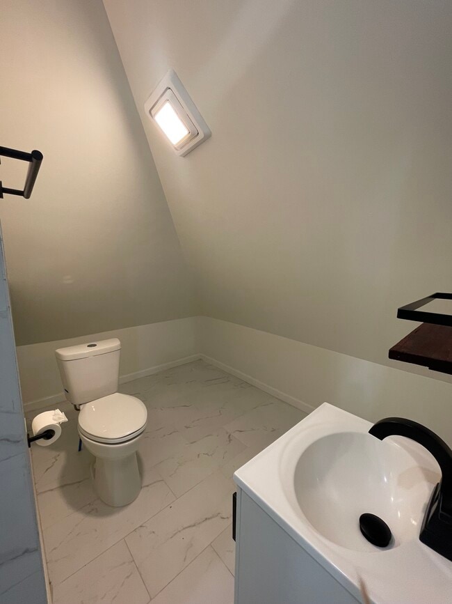 Bed suite 2 bathroom - 805 S 17th St