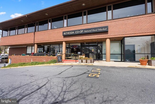 Building Photo - 7630 Tomlinson Ave