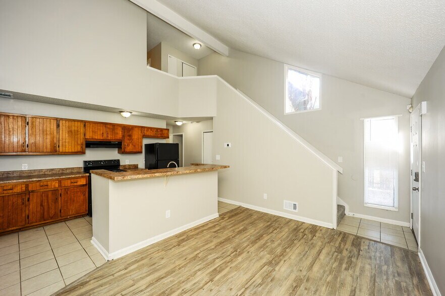 Building Photo - 8536 Pineland Dr