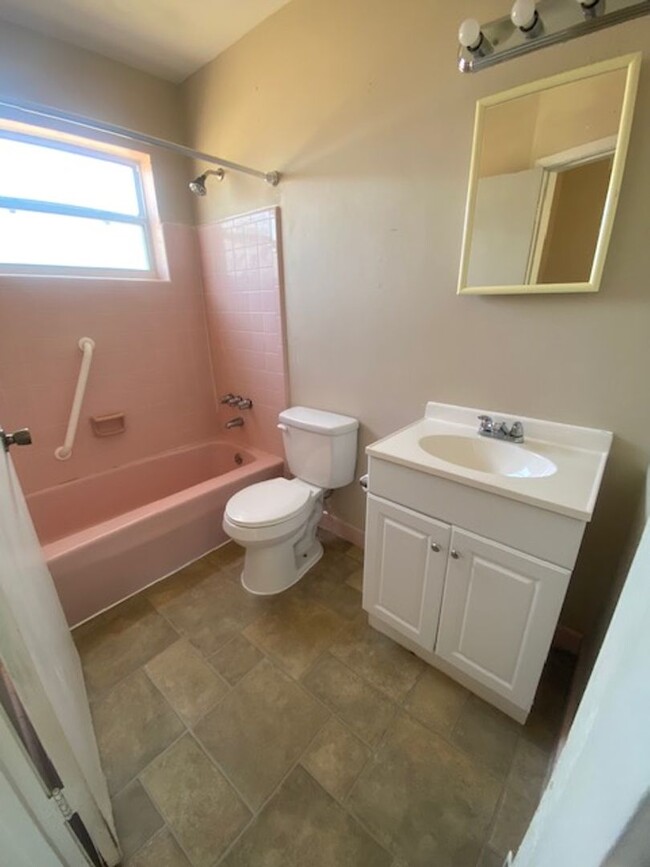 Building Photo - 2 Bed 1 Bath Home Pet Friendly With Washer...