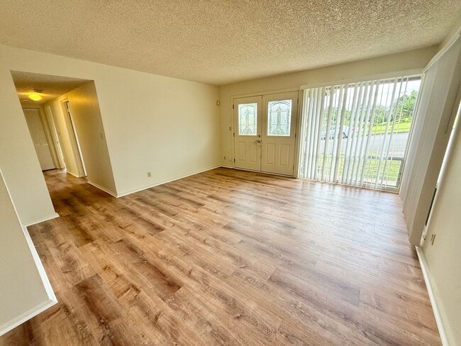 Building Photo - Spacious 3/2 in Club View Estates