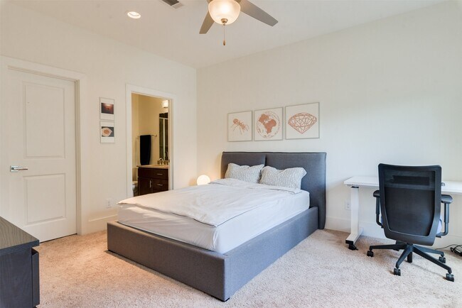 Building Photo - 5429C Hidalgo St