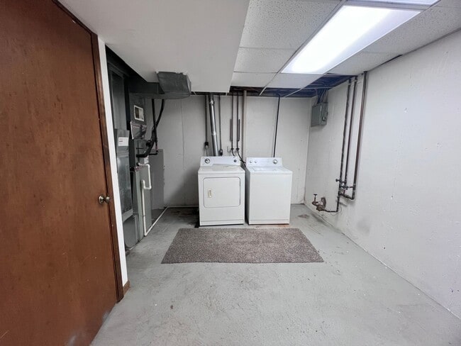 Building Photo - Four Bedroom Large Duplex in Kentwood Scho...