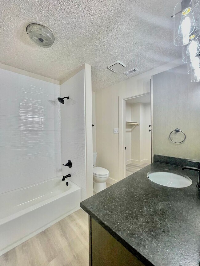 Building Photo - 1226 Royal Crest Dr