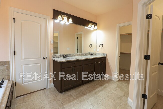 Building Photo - 2202 SW Tupelo Ave