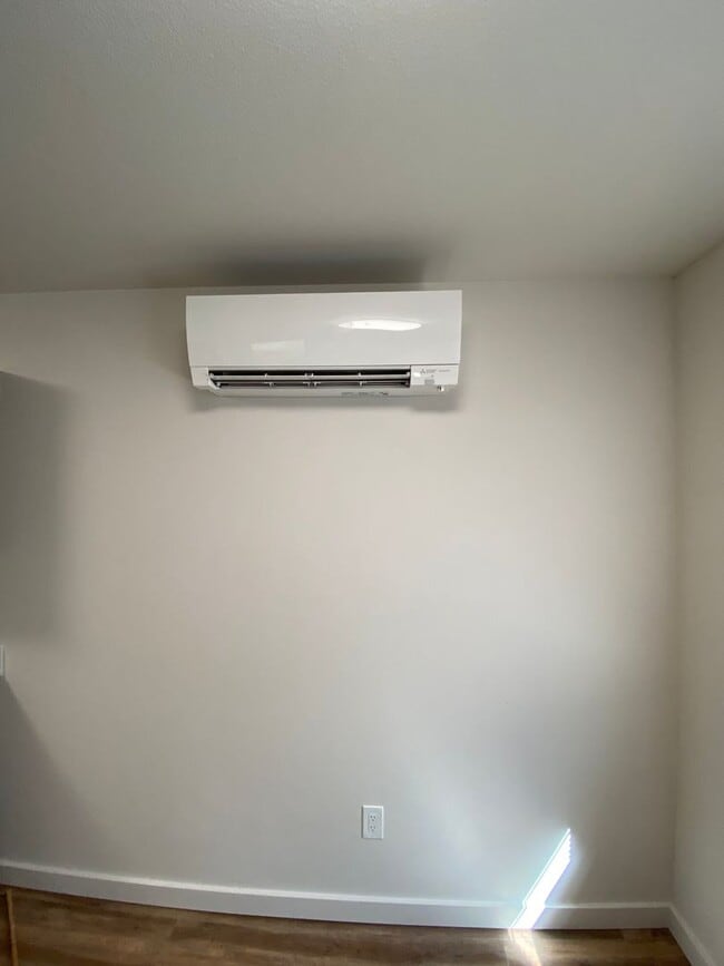 Building Photo - Newly Remodeled! Close to CWU 4 Rooms !!