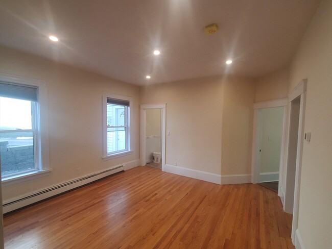 Building Photo - 586 Freeport St