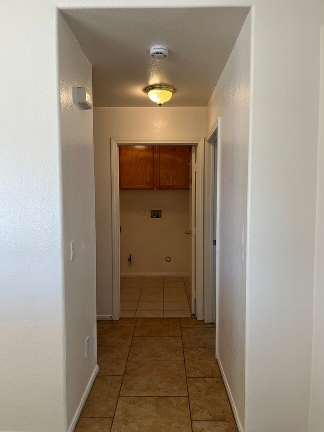 Building Photo - 3 bedroom 2 bathroom home available in Apple Valley!