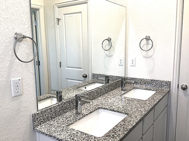 Building Photo - 469 Pebble Bend